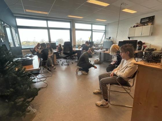 Ufficio di Birungi Studio presso H20, con albero di Natale