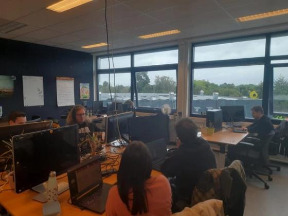 Il team di Birungi Studio al lavoro al computer