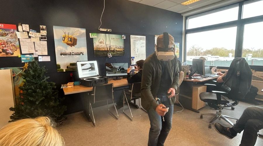 Partecipante di Birungi Studio con visore VR nell’ufficio presso H20 a Purmerend