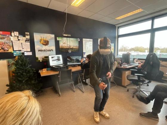 Partecipante che prova un visore VR nello studio